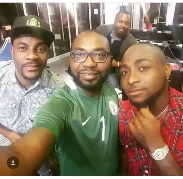 #BBNaija: Davido stylishly Strike A Pose With Ebuka And A Man Looking Like His Brother(Photos)